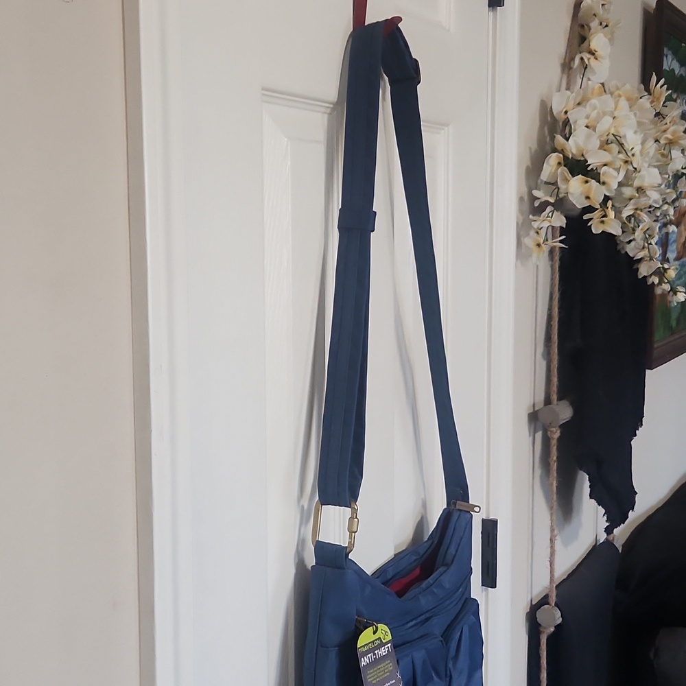🎒Travel On Anti-Theft Bag! Blue Great Condition. New With Tags!🎒 - Picture 8 of 10
